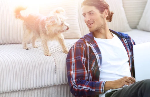 Ragazzo di successo e il suo animale domestico in un accogliente soggiorno . — Foto Stock