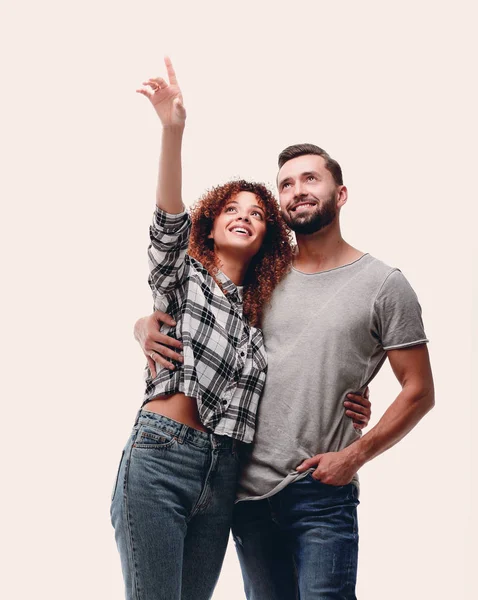 Oung casal olhando para cima e apontando para cima — Fotografia de Stock