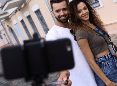 Mutlu seyahat çift selfie, romantik ruh hali yapma.