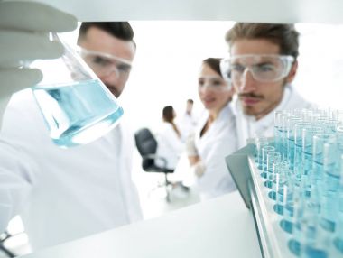 portre. bilim adamı ve cam tüp çözümde eğitim asistanı