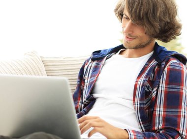 ciddi adam üstünde laptop evde çalışma