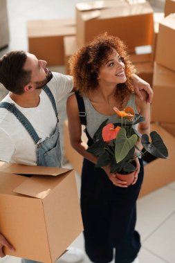 Genç ve güzel bir çift yeni evlerine kutu taşıyorlar..