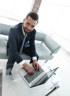 İşadamı tarama bilgilerini laptop gülümseyen,