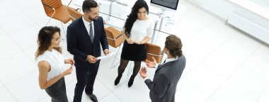 mali çizelgeleri tartışırken iş takım