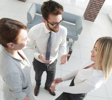 İş ekibi ofiste tartışıyor..