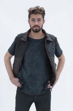 Gri bir arkaplanda duran günlük erkek kıyafetleri