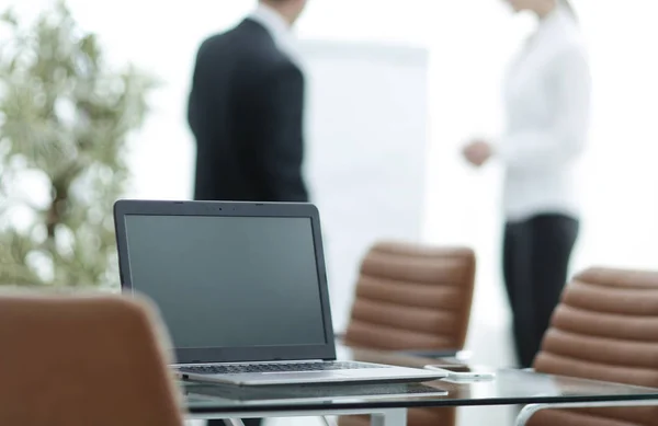 Open de laptop op het bureaublad, in de vergaderruimte — Stockfoto