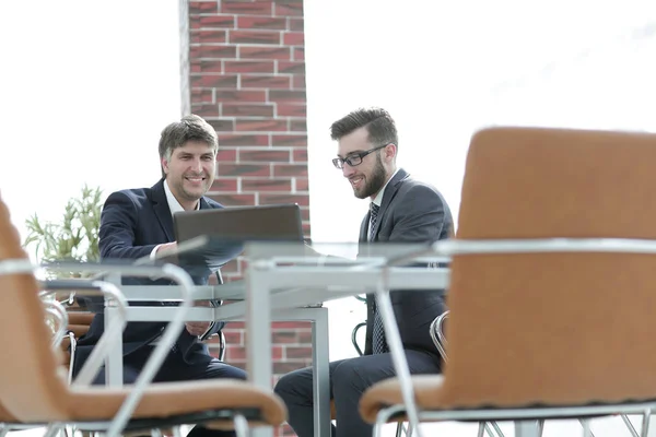 Zwei Geschäftsleute arbeiten bei Geschäftstreffen im Büro mit Laptop zusammen — Stockfoto