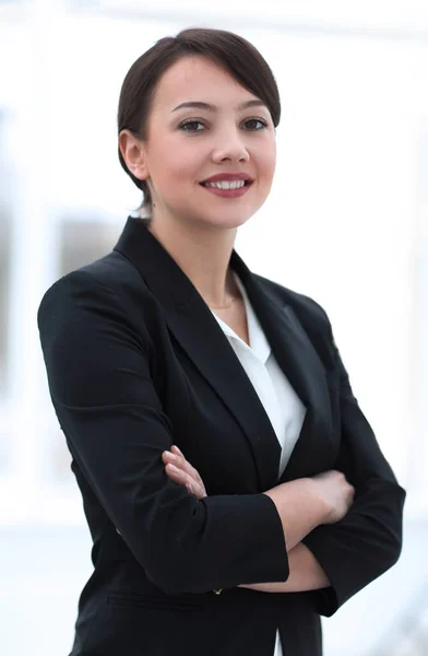 Exitosa joven mujer de negocios en el fondo de la oficina . —  Fotos de Stock