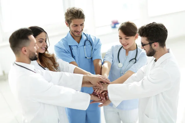 Γιατροί και νοσοκόμες στοιβάζουν τα χέρια τους. έννοια της αμοιβαίας βοήθειας. — Φωτογραφία Αρχείου