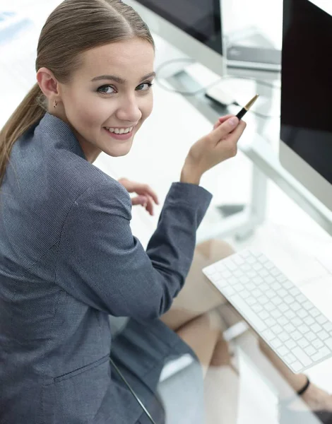 Vrouw geld Manager zittend op zijn werkplek — Stockfoto