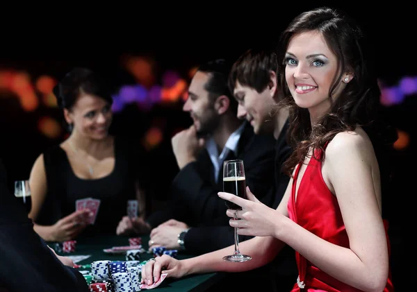 Młodzi ludzie mają dobry czas w kasynie — Zdjęcie stockowe