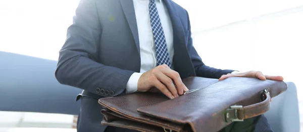 Homem de negócios mão com suitecase em um escritório moderno — Fotografia de Stock