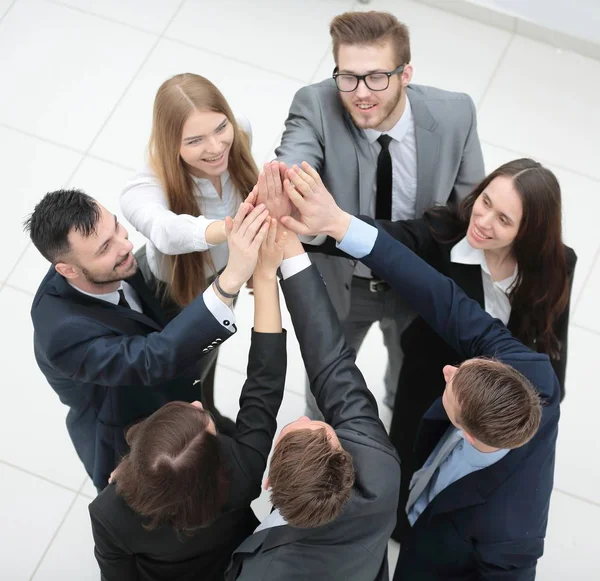 Κοντινό πλάνο. χαρούμενη επιχειρηματική ομάδα με διπλωμένα χέρια μαζί — Φωτογραφία Αρχείου