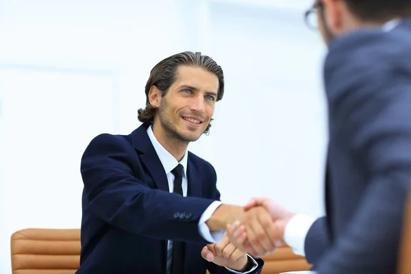 Handshake Manager y el cliente sentado en la oficina — Foto de Stock