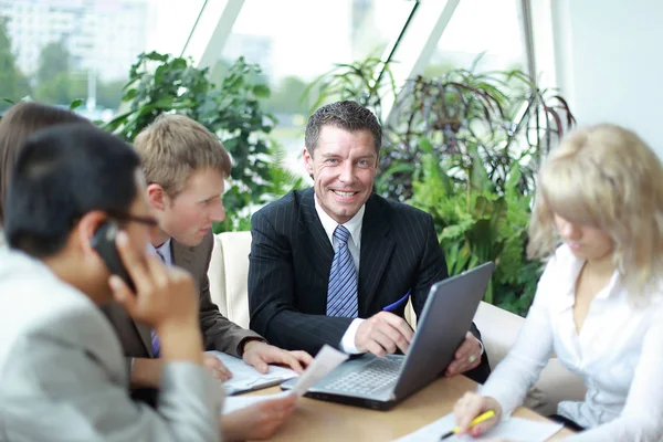 Groep van vier mensen uit het bedrijfsleven werken bij vergadering — Stockfoto