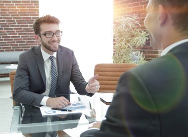 iş ortaklarına finansal bir grafik görüşüyorlar