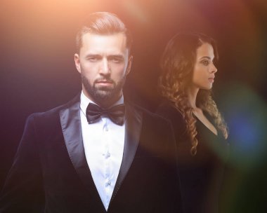 Beyefendi ve kız arkadaşı stüdyoda poz veriyorlar.