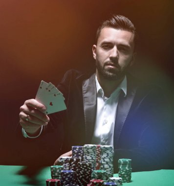 Kazanan ve elinde as tutan mutlu poker oyuncusu