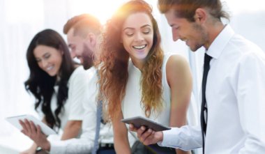 iş arkadaşları ile bir tablet.