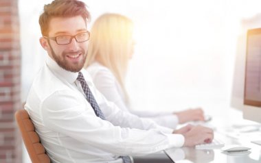 ekranın önünde oturan deneyimli programcılar.