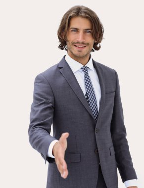 Gülümseyen dost canlısı iş adamı el sıkışmayı teklif ediyor