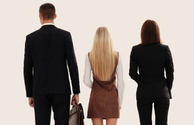 Dikiz aynası. İş ekibi boş alanı dört gözle bekliyor.