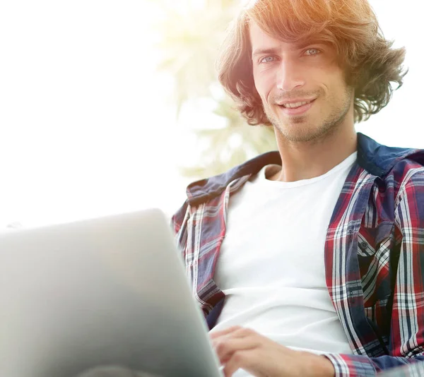 Ragazzo serio che lavora seduto vicino al desktop . — Foto Stock