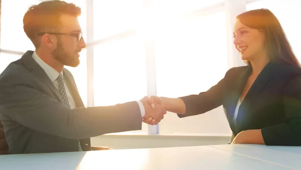 Příjemný usmívající se podnikání lidí metoda handshaking po příjemné tal — Stock fotografie