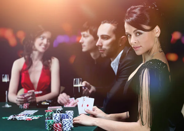 Unga människor har en bra tid i casino — Stockfoto