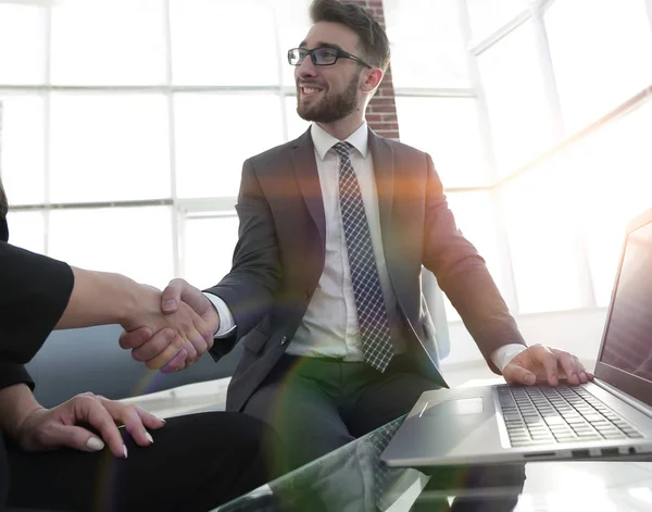 Empresarios exitosos apretón de manos después de un buen trato . — Foto de Stock