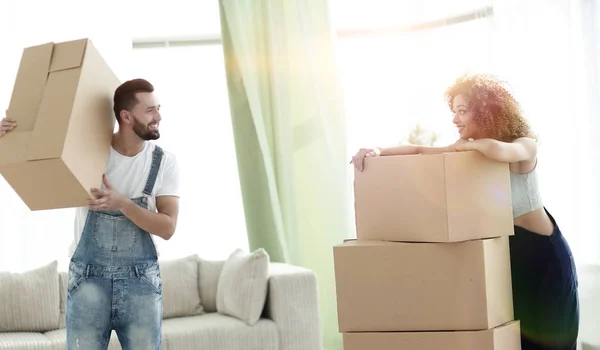 Jeune famille transporte des boîtes dans un nouvel appartement . — Photo