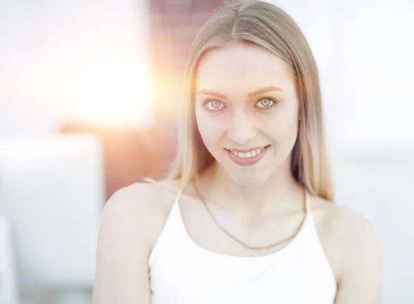 Portrait en gros plan d'une jeune femme sur fond de bureau flou . — Photo