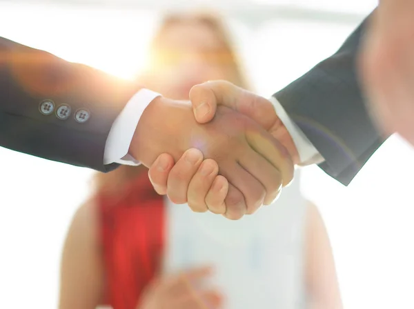 Oamenii de afaceri strângând mâna după o afacere bună. Conceptul de afaceri — Fotografie, imagine de stoc