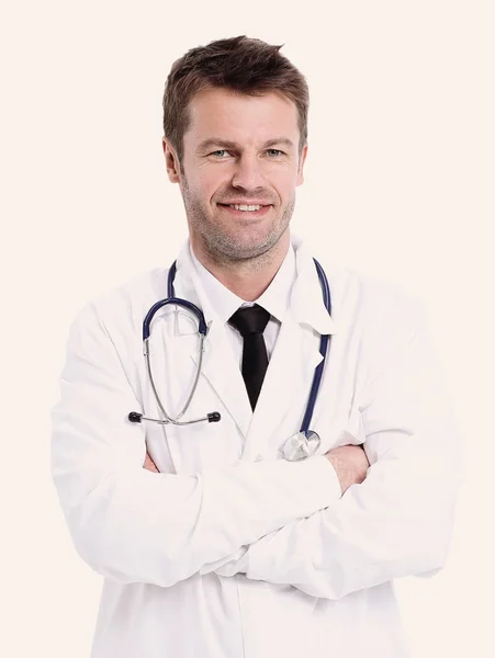 Retrato de médico confiante em fundo branco — Fotografia de Stock