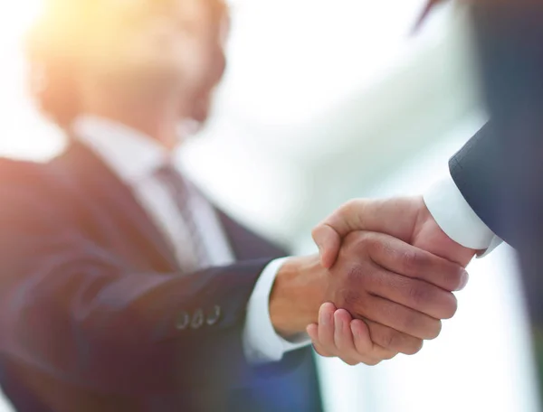 Zwei Geschäftsleute schütteln einander zur Begrüßung die Hand — Stockfoto