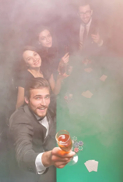 Gruppe von Freunden, verbringen Sie einen freien Abend im Casino — Stockfoto