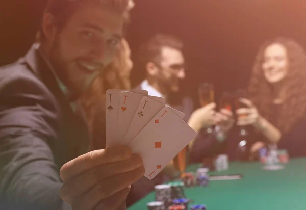 Kartları ve poker fişleri ile masada oturan Casino kumarbaz adam — Stok fotoğraf