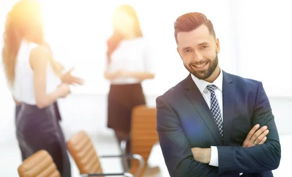 Empresario en el fondo de la oficina . — Foto de Stock