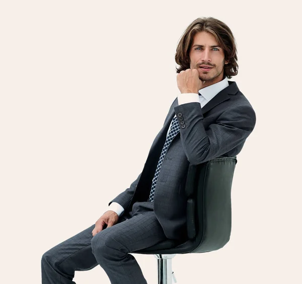 Obraz biznesmenem w elegancki garnitur w pozycji siedzącej na krześle — Zdjęcie stockowe