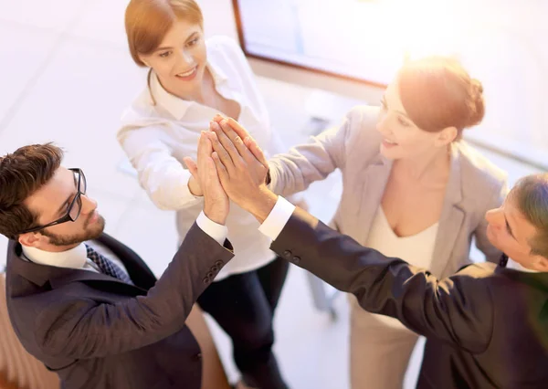 Erfolgreiches Business-Team, das sich gegenseitig eine High-Five gibt, im Büro steht — Stockfoto