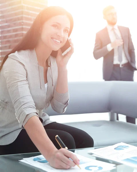 Mulher assistente no local de trabalho no escritório — Fotografia de Stock