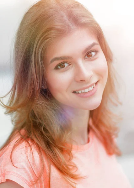 Close-up portret van een jonge vrouw op wazig achtergrond. — Stockfoto