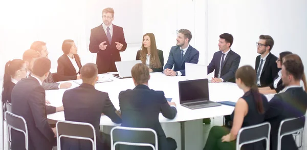 Homem de negócios falando sobre uma proposta nas negociações. — Fotografia de Stock