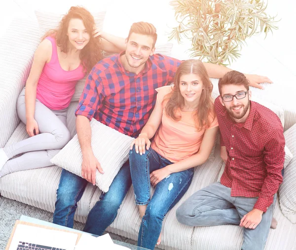 Widok z top.the, czterech przyjaciół śmiać, siedząc na kanapie — Zdjęcie stockowe