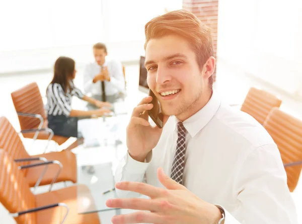 Closeup.Businessman μιλάμε για το smartphone — Φωτογραφία Αρχείου