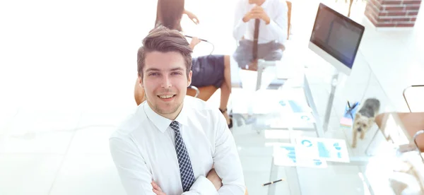 Empresario de éxito en el fondo de la oficina . — Foto de Stock