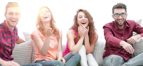 Gruppe fröhlicher Freunde, die ihren Lieblingsfilm ansehen — Stockfoto