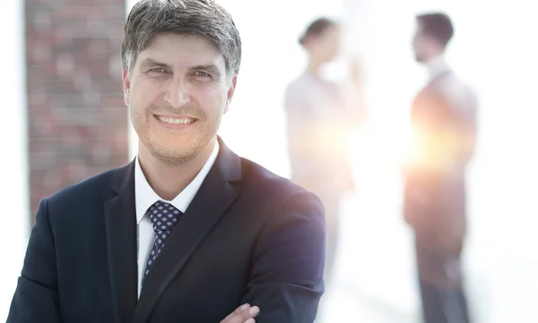 Porträt eines selbstbewussten Geschäftsmannes mit Bürohintergrund — Stockfoto