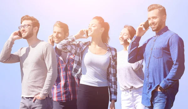 Närbild av en grupp ungdomar med smartphones. — Stockfoto